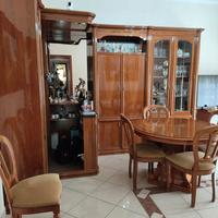 Parete salotto con tavolo e sedie