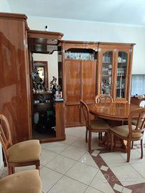 Parete salotto con tavolo e sedie