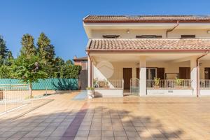 VILLA A SCHIERA D'ANGOLO A NEPI