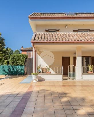 VILLA A SCHIERA D'ANGOLO A NEPI