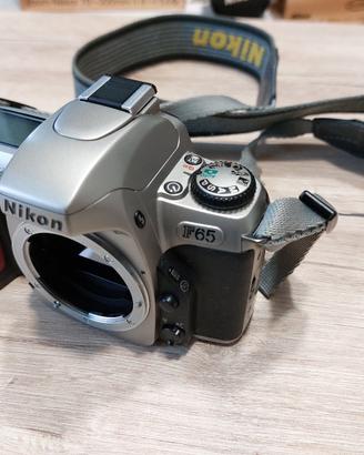 Nikon F65 piu obiettivi Nikkor 70-300 e 28-80mm