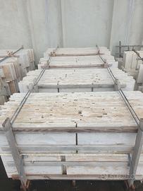 Pavimento in marmo colorato