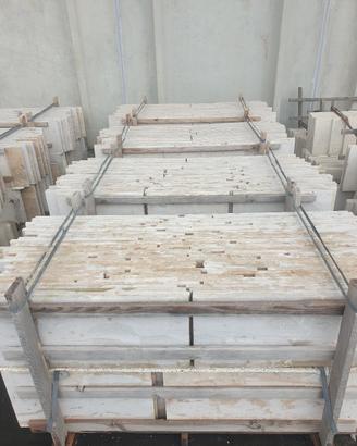 Pavimento in marmo colorato