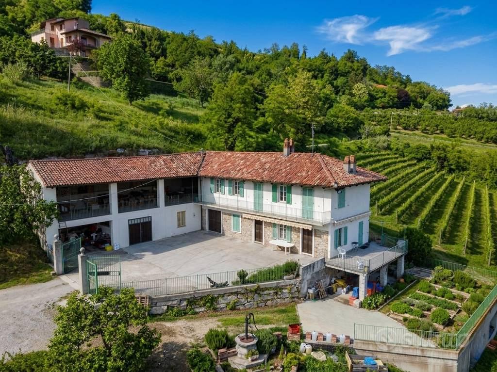 Rustico / Casale di 239 m² con più di 5 locali e b - Vista 4
