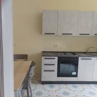 Nuovi Cucina, tavolo con 4 sedie.