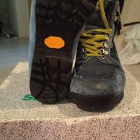 Scarponi da montagna con suola vibram n. 40