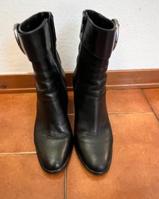 STIVALETTI NERI IN PELLE CON TACCO