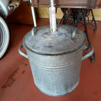 Vecchio bollitore con termometro