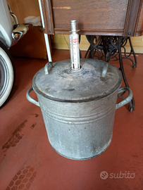 Vecchio bollitore con termometro