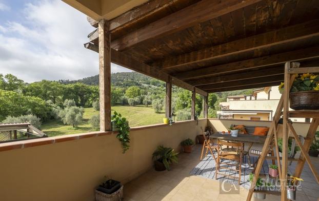 Attico con grandi terrazze con vista e posto auto