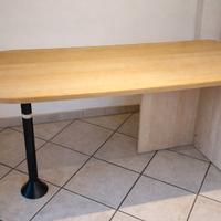 Tavolo in legno chiaro