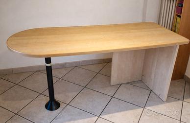 Tavolo in legno chiaro