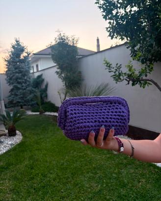 borsa pochette fatta a mano all'uncinetto viola