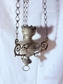 Antica lampada votiva cdecorazioni lavorate