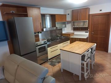 CUCINA + TAVOLO E SEDIE