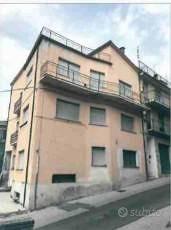 Palazzo / Stabile di 245 m² con più di 5 locali a 