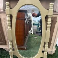 Vecchio specchio in legno shabby chic