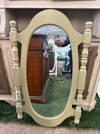 Vecchio specchio in legno shabby chic