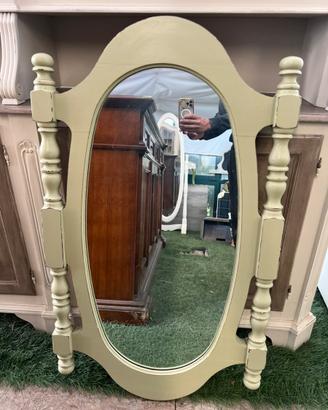 Vecchio specchio in legno shabby chic