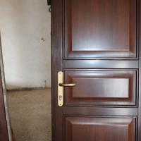 Portone  in legno massello con mezza anta in vetro