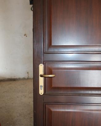Portone  in legno massello con mezza anta in vetro
