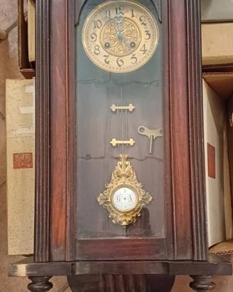 Antico orologio a pendolo 