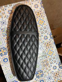 Sella trapuntata nera per Triumph Street twin