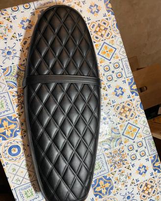 Sella trapuntata nera per Triumph Street twin