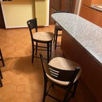 Sgabelli in legno e ripiano in granito