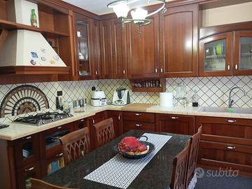 Cucina in legno massello + tavolo e sedie