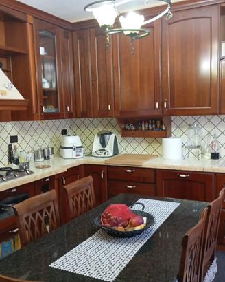 Cucina in legno massello + tavolo e sedie