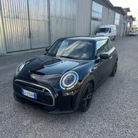 MINI COOPER SE GUARDA LE FOTO