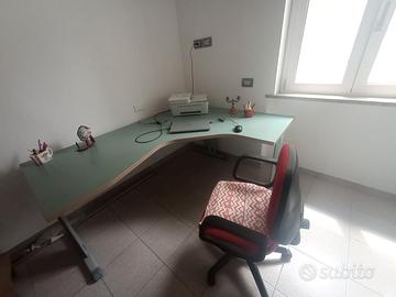 Scrivania angolare ampia per ufficio/studio
