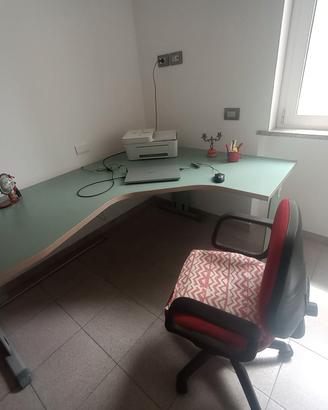 Scrivania angolare ampia per ufficio/studio