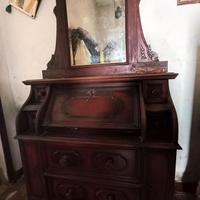 Antica credenza in legno massello con vetrine