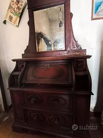 Antica credenza in legno massello con vetrine