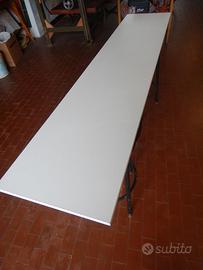 Quattro grandi lunghi ripiani in laminato bianco