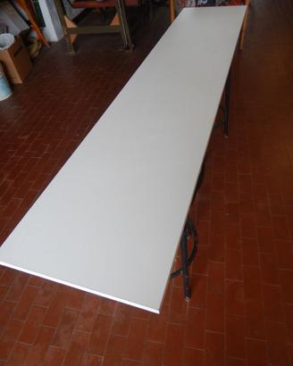 Quattro grandi lunghi ripiani in laminato bianco
