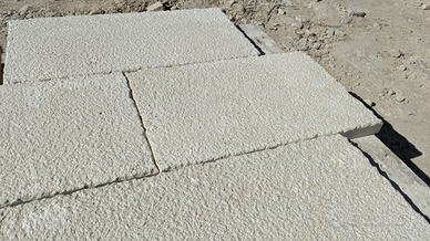 Pavimento in pietra bocciardata