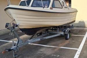 Barca con motore senza carello