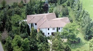 Porzione di bifamiliare con giardino di 4000mq