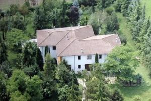 Porzione di bifamiliare con giardino di 4000mq