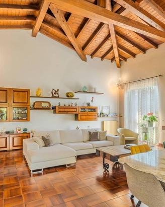 Villa di 294 m² con 3 locali e box auto doppio a C