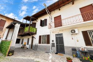 Soluzione semindipendente in centro a Rovello Porr