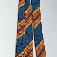 cravatta a righe diagonali