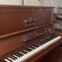 Pianoforte a muro in legno con tasti in avorio