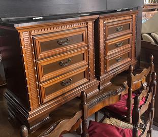 Coppia di comodini in stile classico
