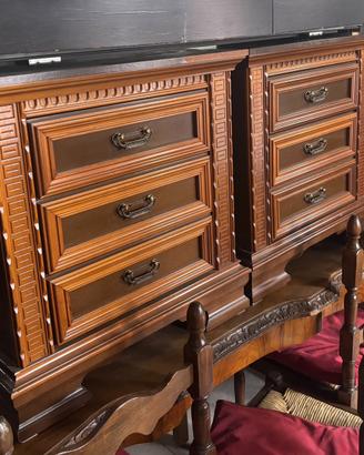 Coppia di comodini in stile classico