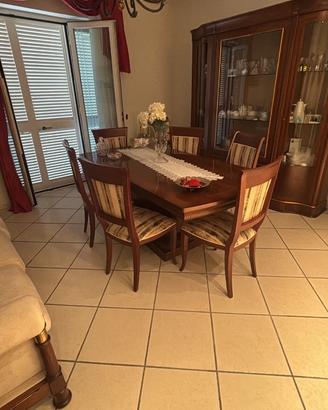Tavolo da pranzo in legno con 6 sedie pari al nuov
