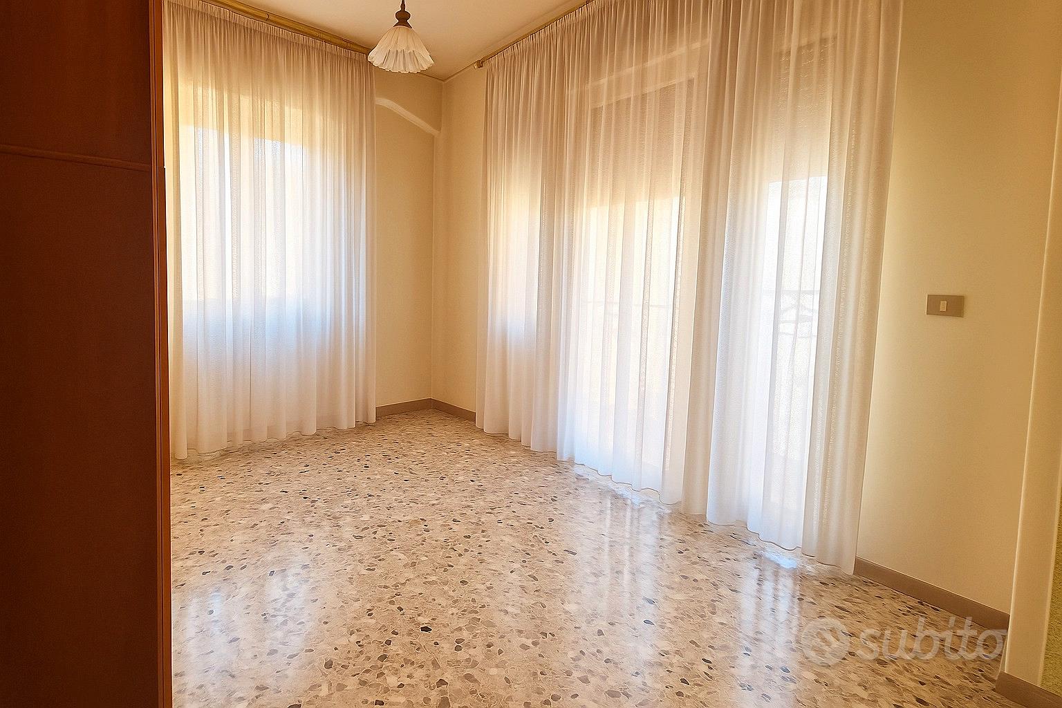Grande appartamento con balconi e cantina - Via Sa - Vista 2